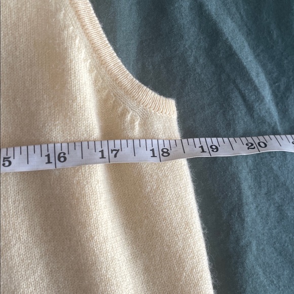 💯 Cashmere Sleeveless Turtleneck Sweater - Picture 4 of 5